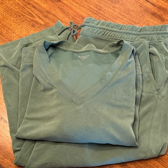 Athleta Tops - Athleta Women’s Seasoft Matching Lounge Set in Vineyard Green